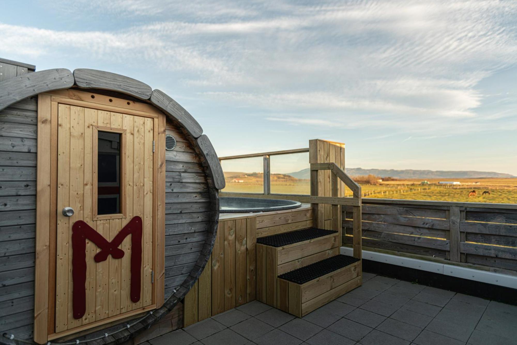 Midgard Base Camp Vandrarhem Hvolsvöllur Exteriör bild